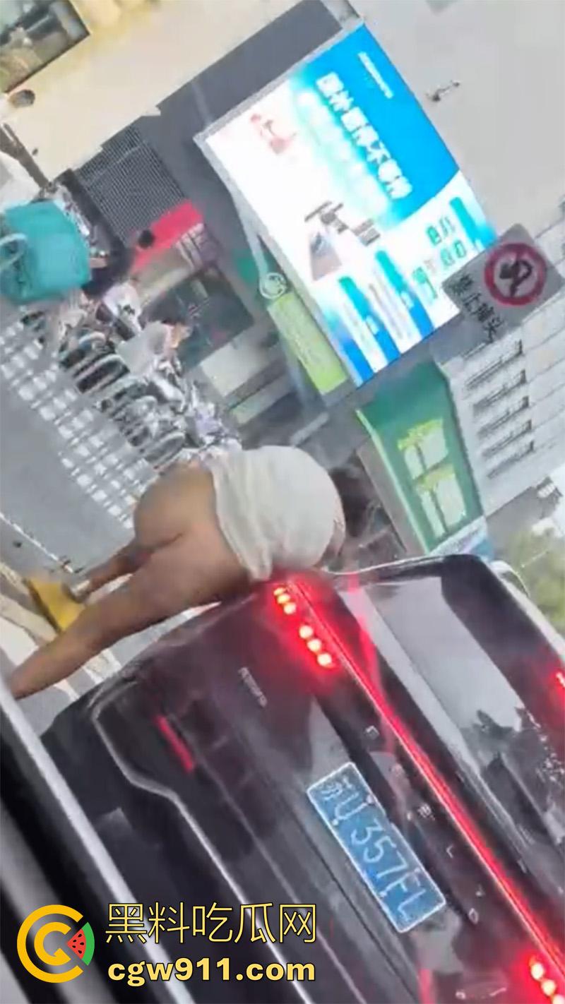 江苏苏州街头裸女,女精神病饭店脱衣,当街裸奔殴打他人,甚至还砸车发疯,有没有那个流浪汉能给带走啊! 第5张 江苏苏州街头裸女,女精神病饭店脱衣,当街裸奔殴打他人,甚至还砸车发疯,有没有那个流浪汉能给带走啊! 第5张