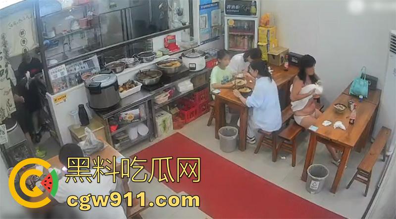 江苏苏州街头裸女,女精神病饭店脱衣,当街裸奔殴打他人,甚至还砸车发疯,有没有那个流浪汉能给带走啊! 第6张 江苏苏州街头裸女,女精神病饭店脱衣,当街裸奔殴打他人,甚至还砸车发疯,有没有那个流浪汉能给带走啊! 第6张