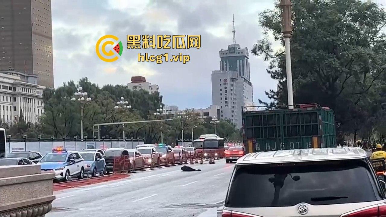 太原醉汉主干道停车持刀战3交警,打不过直接扒车逃跑,结果被托飞30米! 第2张 太原醉汉主干道停车持刀战3交警,打不过直接扒车逃跑,结果被托飞30米! 第2张