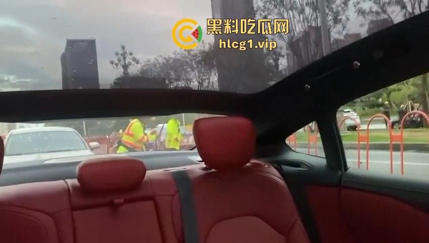 太原醉汉主干道停车持刀战3交警,打不过直接扒车逃跑,结果被托飞30米! 第3张 太原醉汉主干道停车持刀战3交警,打不过直接扒车逃跑,结果被托飞30米! 第3张