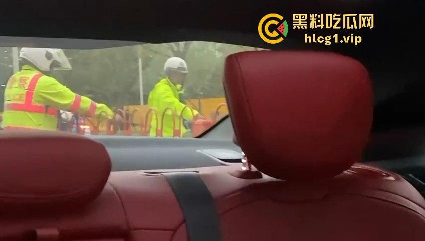 太原醉汉主干道停车持刀战3交警,打不过直接扒车逃跑,结果被托飞30米! 第4张 太原醉汉主干道停车持刀战3交警,打不过直接扒车逃跑,结果被托飞30米! 第4张