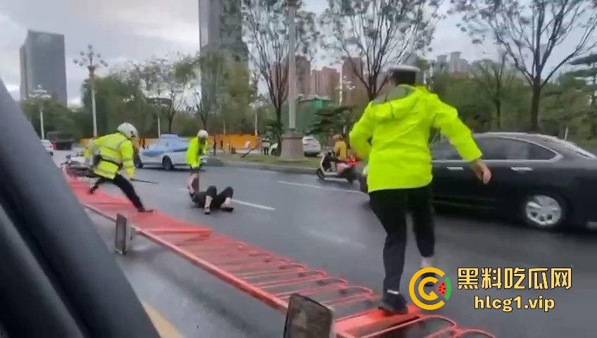 太原醉汉主干道停车持刀战3交警,打不过直接扒车逃跑,结果被托飞30米! 第5张 太原醉汉主干道停车持刀战3交警,打不过直接扒车逃跑,结果被托飞30米! 第5张