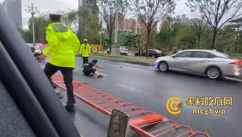 太原醉汉主干道停车持刀战3交警,打不过直接扒车逃跑,结果被托飞30米! 第6张 太原醉汉主干道停车持刀战3交警,打不过直接扒车逃跑,结果被托飞30米! 第6张