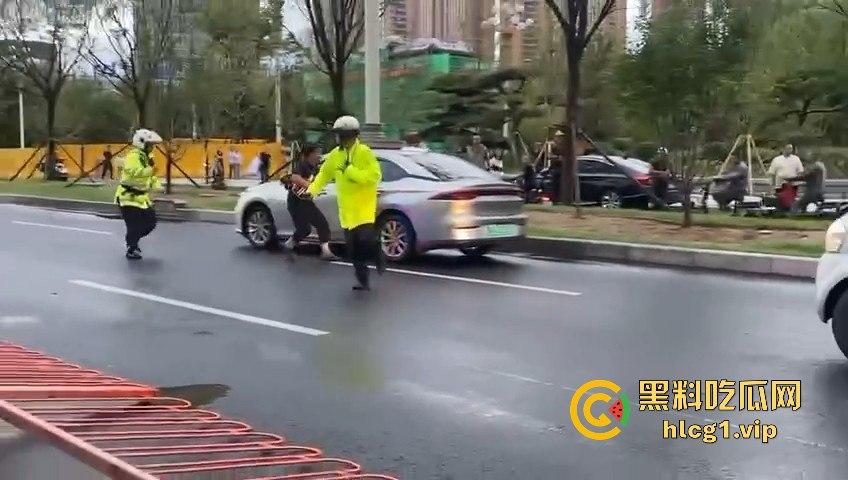 太原醉汉主干道停车持刀战3交警,打不过直接扒车逃跑,结果被托飞30米! 第7张 太原醉汉主干道停车持刀战3交警,打不过直接扒车逃跑,结果被托飞30米! 第7张