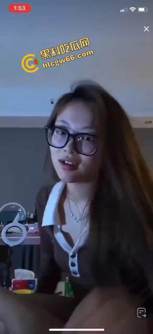 抖音直播间惊现狠活，女主播一边陪金主互动一边被操，嘴里喊粉丝逼里夹棒子，粉丝刷礼物金主在冲刺！  第1张