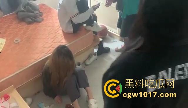 广西精神小妹霸凌现场,召集黄毛男友上门围殴殴打不听话小妹,男女混打女的打累男的上,下手真狠啊! 第7张 广西精神小妹霸凌现场,召集黄毛男友上门围殴殴打不听话小妹,男女混打女的打累男的上,下手真狠啊! 第7张