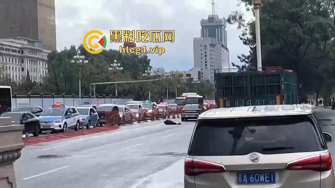 太原醉汉主干道停车持刀战3交警,打不过直接扒车逃跑,结果被托飞30米! 第8张 太原醉汉主干道停车持刀战3交警,打不过直接扒车逃跑,结果被托飞30米! 第8张