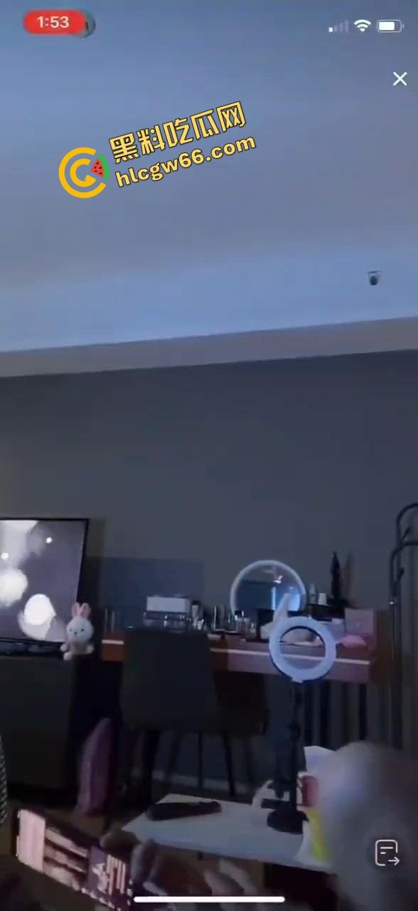 抖音直播间惊现狠活，女主播一边陪金主互动一边被操，嘴里喊粉丝逼里夹棒子，粉丝刷礼物金主在冲刺！  第2张