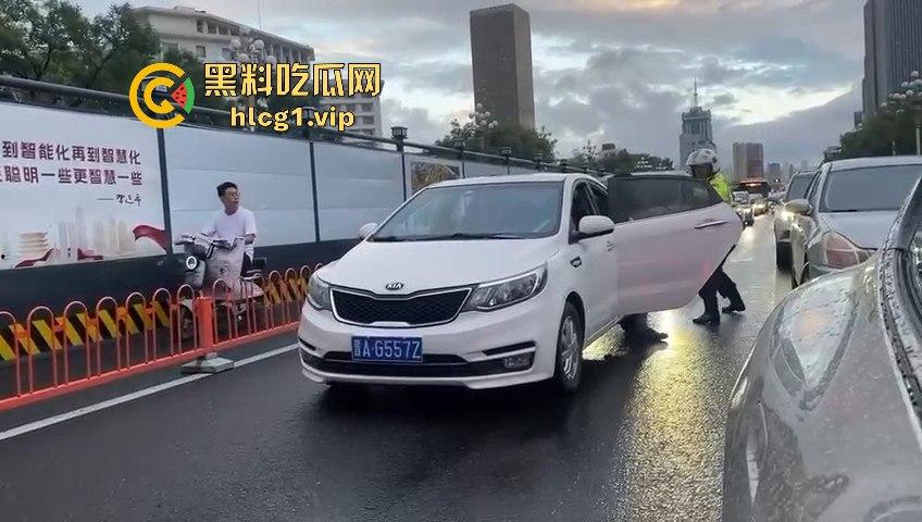 太原醉汉主干道停车持刀战3交警,打不过直接扒车逃跑,结果被托飞30米! 第9张 太原醉汉主干道停车持刀战3交警,打不过直接扒车逃跑,结果被托飞30米! 第9张