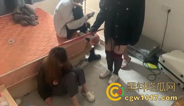 广西精神小妹霸凌现场,召集黄毛男友上门围殴殴打不听话小妹,男女混打女的打累男的上,下手真狠啊! 第8张 广西精神小妹霸凌现场,召集黄毛男友上门围殴殴打不听话小妹,男女混打女的打累男的上,下手真狠啊! 第8张