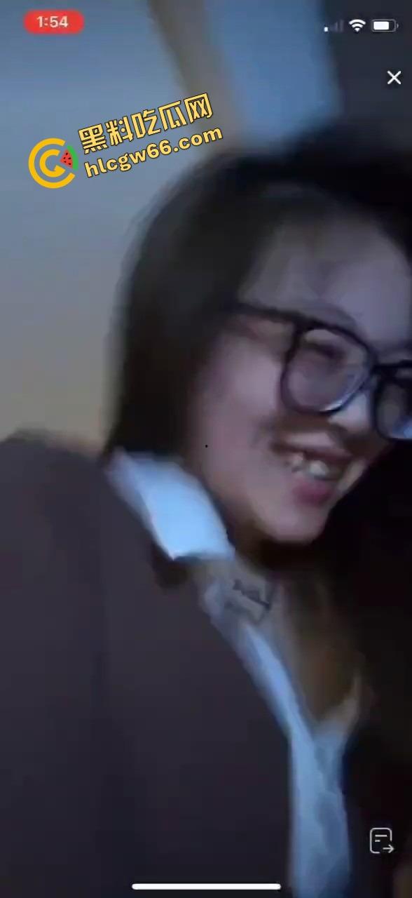 抖音直播间惊现狠活，女主播一边陪金主互动一边被操，嘴里喊粉丝逼里夹棒子，粉丝刷礼物金主在冲刺！  第4张