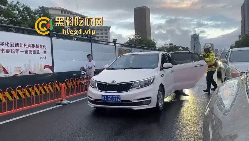 太原醉汉主干道停车持刀战3交警,打不过直接扒车逃跑,结果被托飞30米! 第10张 太原醉汉主干道停车持刀战3交警,打不过直接扒车逃跑,结果被托飞30米! 第10张