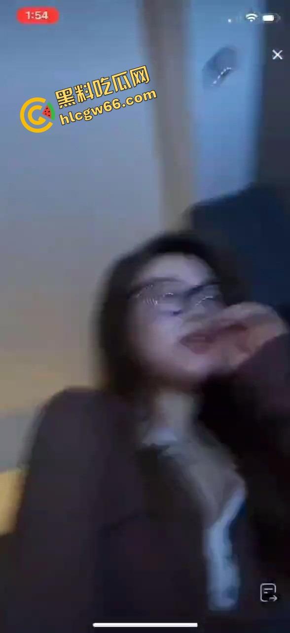 抖音直播间惊现狠活，女主播一边陪金主互动一边被操，嘴里喊粉丝逼里夹棒子，粉丝刷礼物金主在冲刺！  第5张