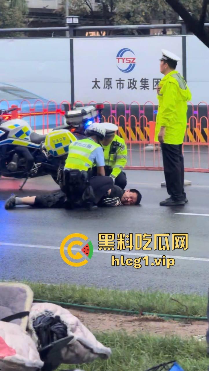 太原醉汉主干道停车持刀战3交警,打不过直接扒车逃跑,结果被托飞30米! 第11张 太原醉汉主干道停车持刀战3交警,打不过直接扒车逃跑,结果被托飞30米! 第11张