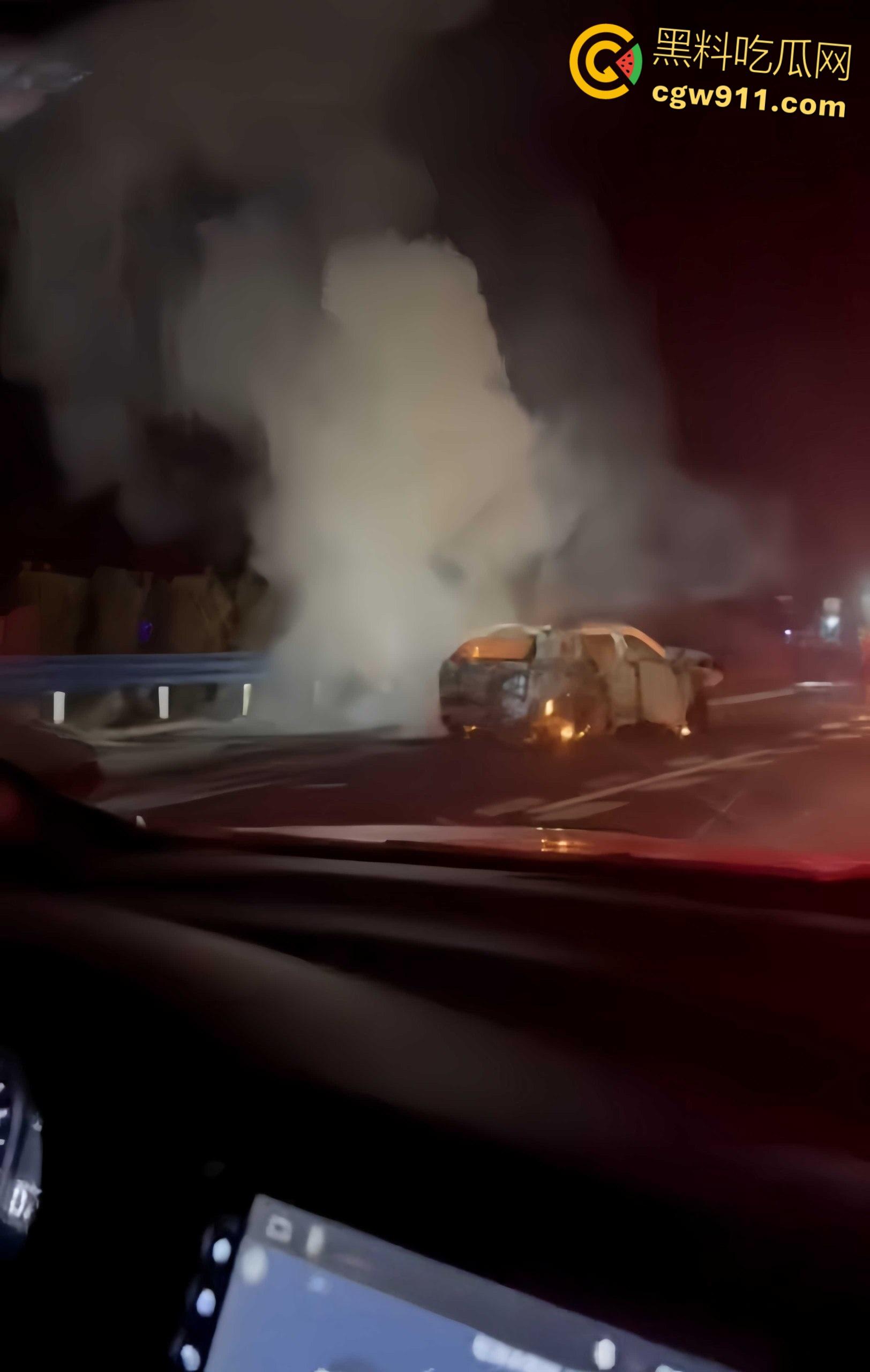 广西玉林深南高速5车追尾，连撞起火2死3伤，现场火光四射浓烟滚滚，节假日事故多发注意车距慢速 ！  第2张