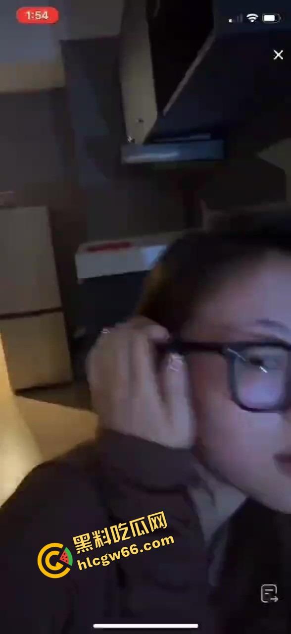 抖音直播间惊现狠活，女主播一边陪金主互动一边被操，嘴里喊粉丝逼里夹棒子，粉丝刷礼物金主在冲刺！  第7张