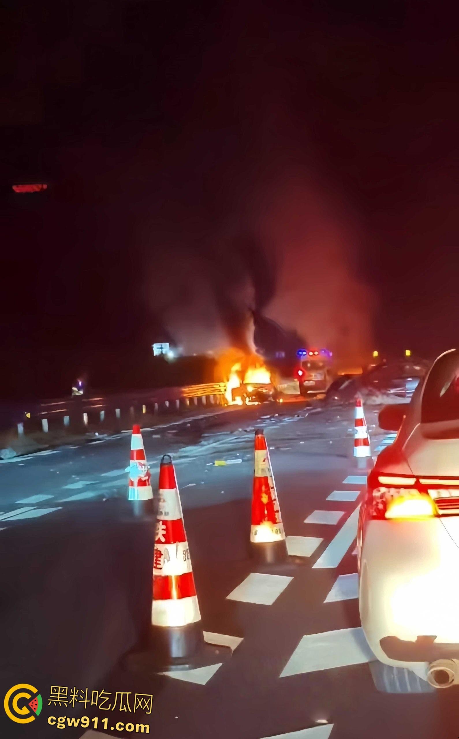 广西玉林深南高速5车追尾，连撞起火2死3伤，现场火光四射浓烟滚滚，节假日事故多发注意车距慢速 ！  第3张