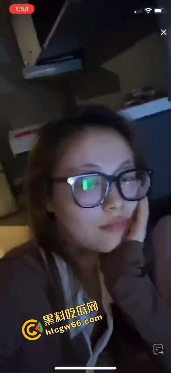 抖音直播间惊现狠活，女主播一边陪金主互动一边被操，嘴里喊粉丝逼里夹棒子，粉丝刷礼物金主在冲刺！  第8张