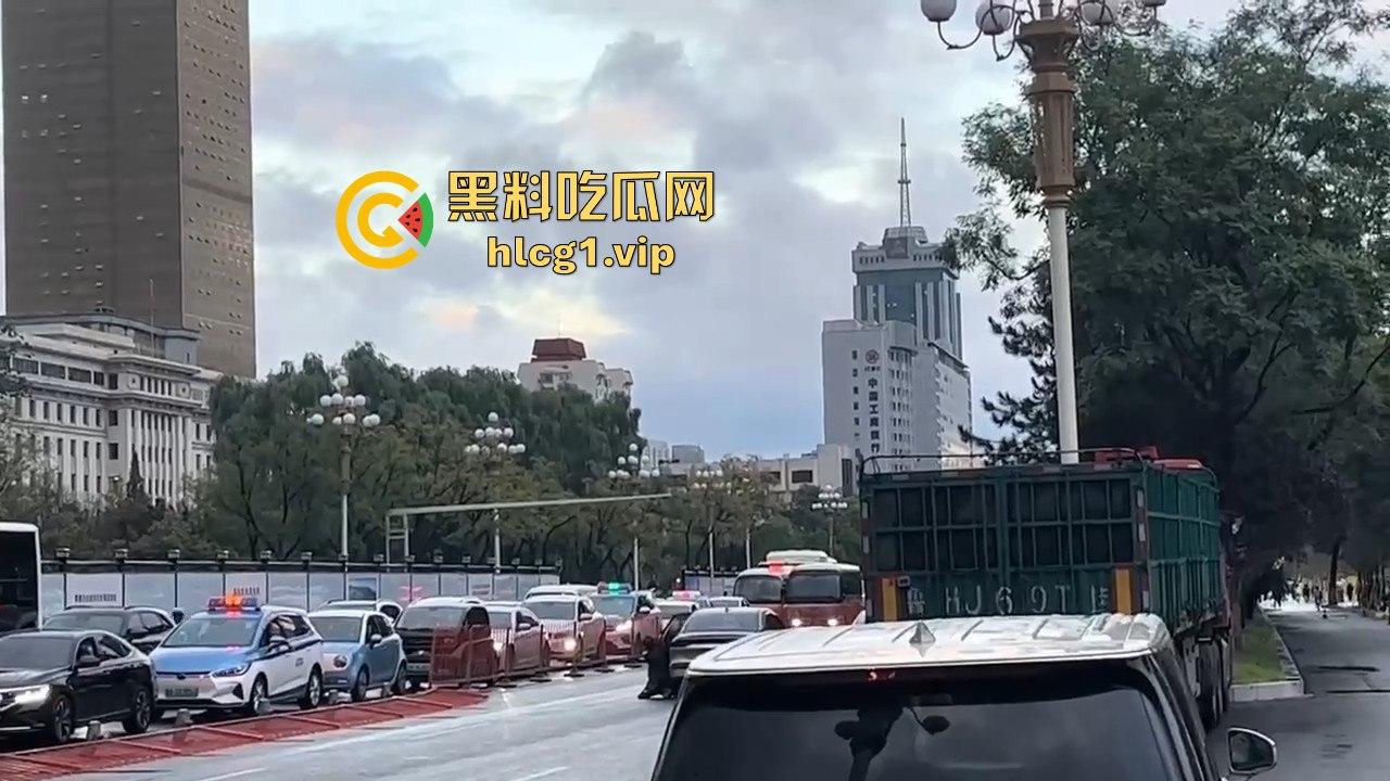 太原醉汉主干道停车持刀战3交警,打不过直接扒车逃跑,结果被托飞30米! 第12张 太原醉汉主干道停车持刀战3交警,打不过直接扒车逃跑,结果被托飞30米! 第12张