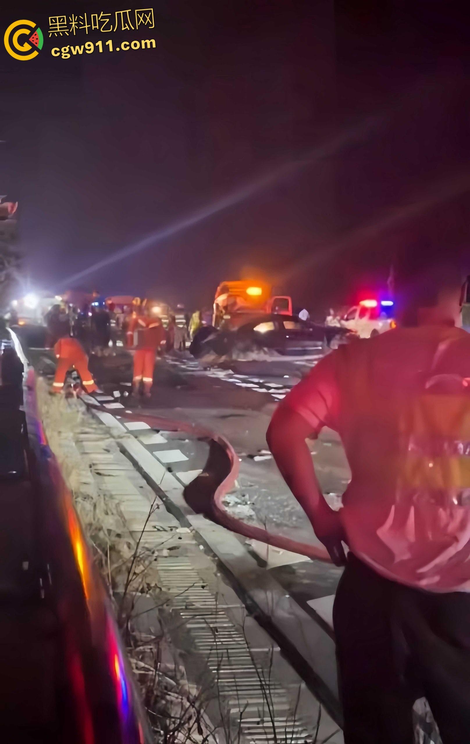 广西玉林深南高速5车追尾，连撞起火2死3伤，现场火光四射浓烟滚滚，节假日事故多发注意车距慢速 ！  第4张