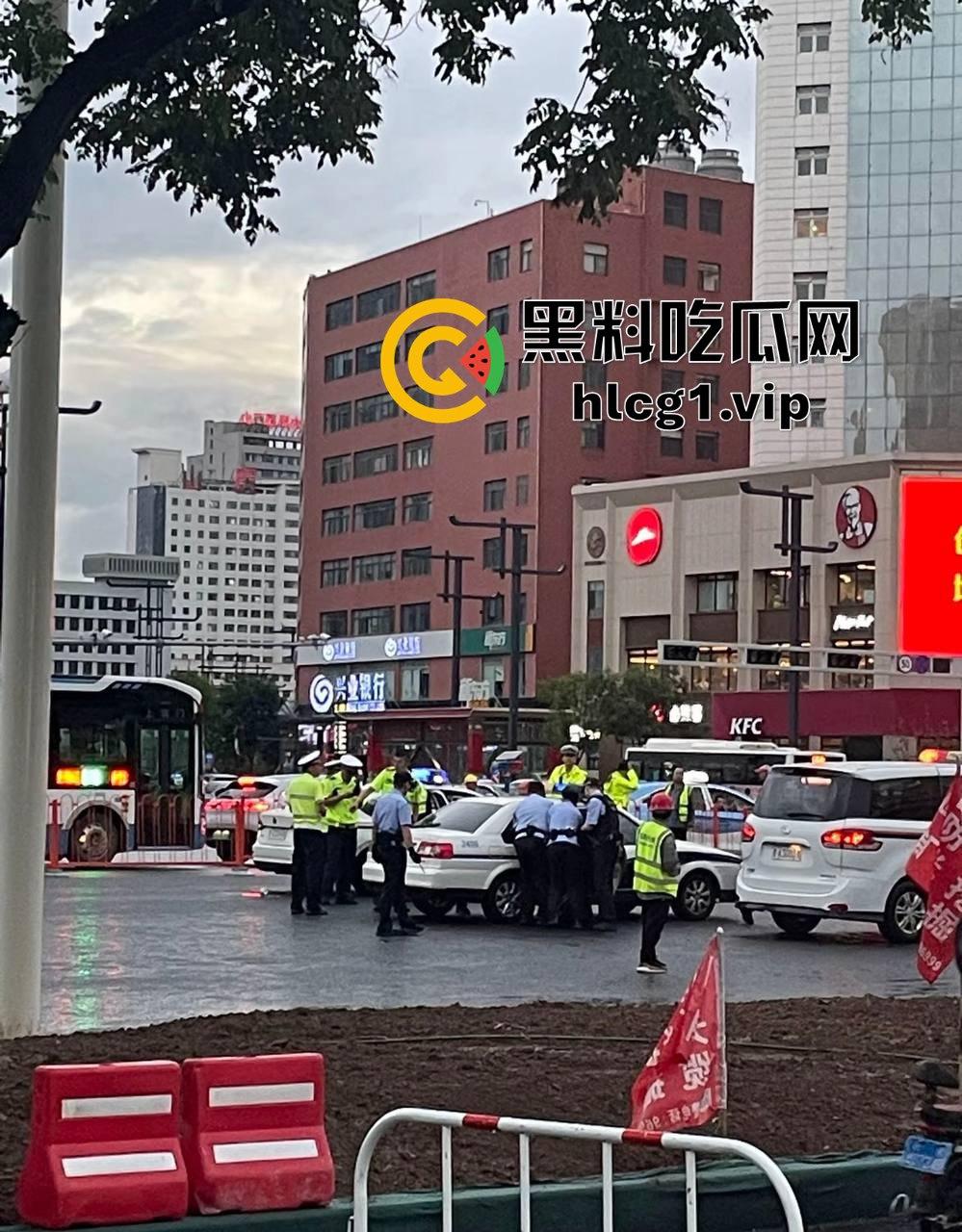 太原醉汉主干道停车持刀战3交警,打不过直接扒车逃跑,结果被托飞30米! 第13张 太原醉汉主干道停车持刀战3交警,打不过直接扒车逃跑,结果被托飞30米! 第13张