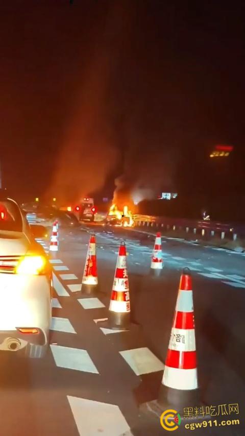广西玉林深南高速5车追尾，连撞起火2死3伤，现场火光四射浓烟滚滚，节假日事故多发注意车距慢速 ！  第5张