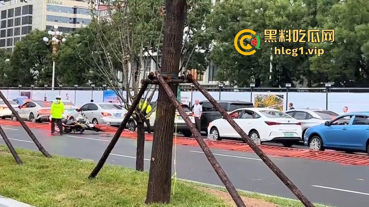 太原醉汉主干道停车持刀战3交警,打不过直接扒车逃跑,结果被托飞30米! 第14张 太原醉汉主干道停车持刀战3交警,打不过直接扒车逃跑,结果被托飞30米! 第14张