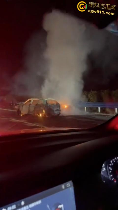 广西玉林深南高速5车追尾，连撞起火2死3伤，现场火光四射浓烟滚滚，节假日事故多发注意车距慢速 ！  第6张