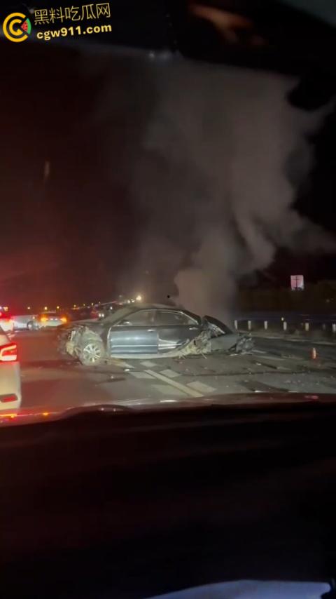 广西玉林深南高速5车追尾，连撞起火2死3伤，现场火光四射浓烟滚滚，节假日事故多发注意车距慢速 ！  第7张