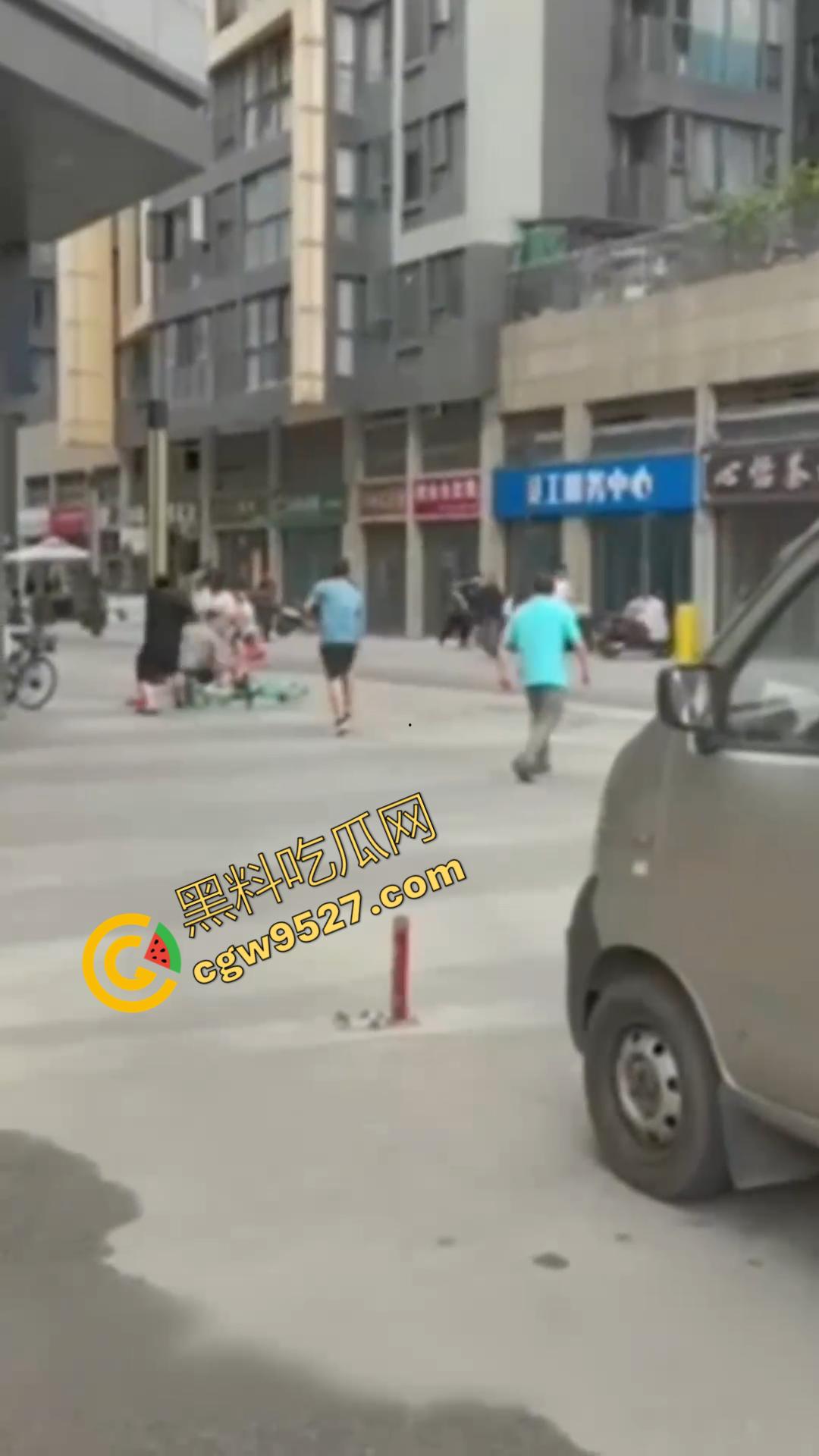 成都大街上杀妻现场曝光！男子怒捅妻子数刀直至死亡，杀疯了欲对旁边路人下手，现场血淋淋一片恐怖至极  第1张