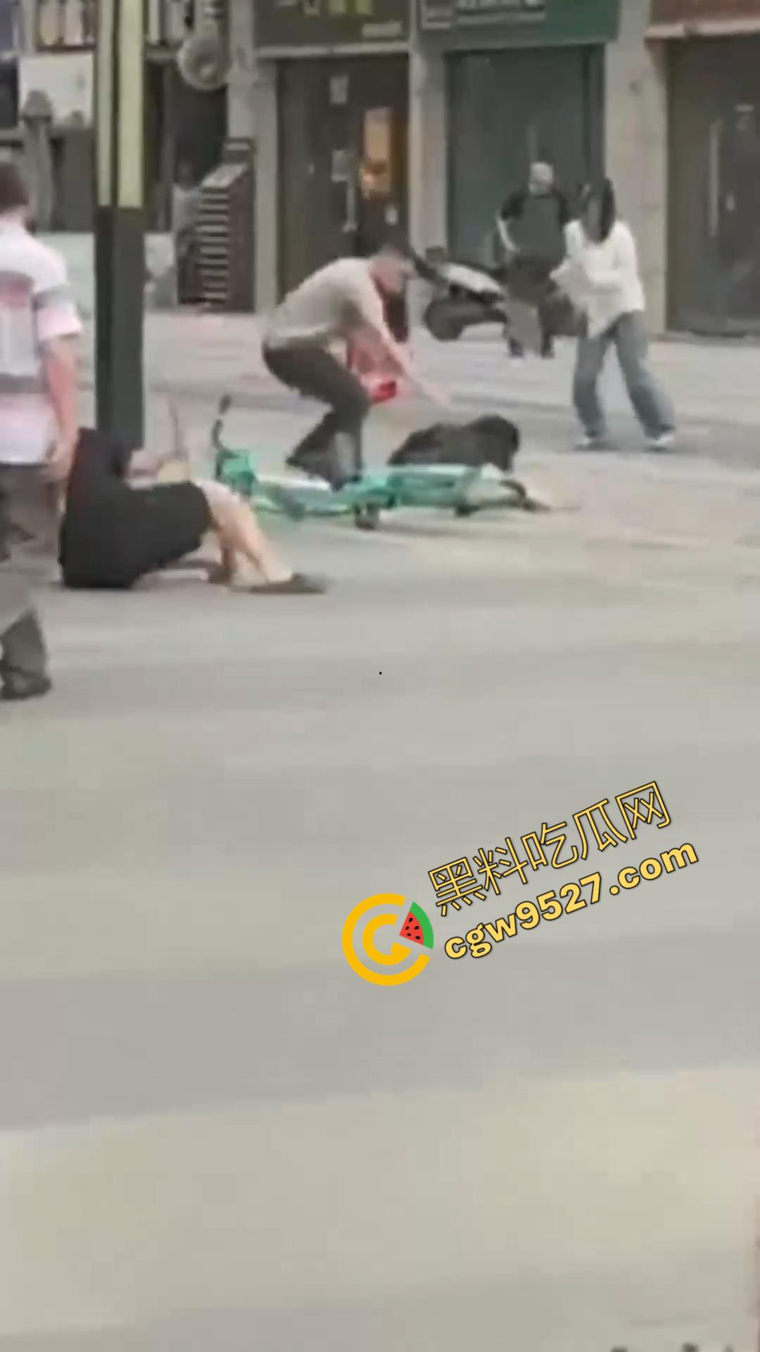 成都大街上杀妻现场曝光！男子怒捅妻子数刀直至死亡，杀疯了欲对旁边路人下手，现场血淋淋一片恐怖至极  第2张
