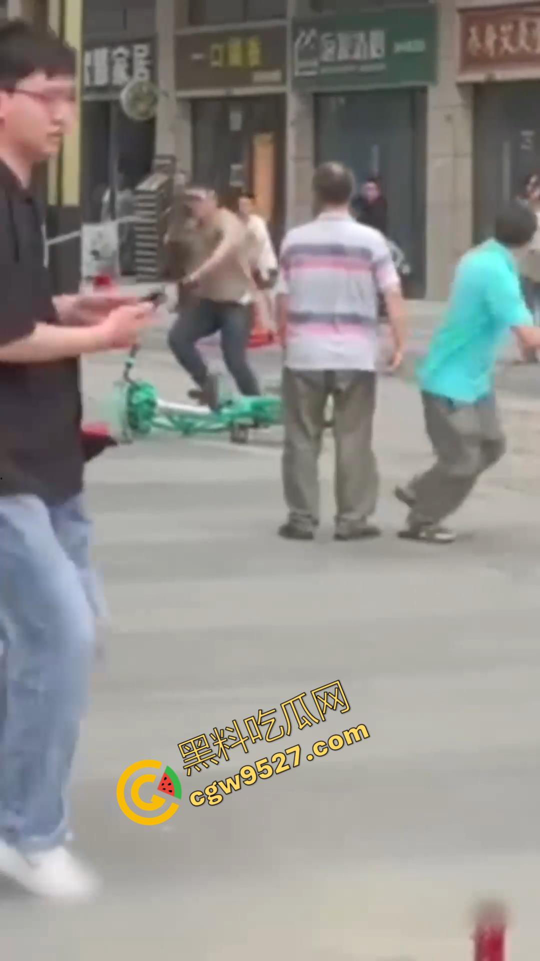 成都大街上杀妻现场曝光！男子怒捅妻子数刀直至死亡，杀疯了欲对旁边路人下手，现场血淋淋一片恐怖至极  第3张