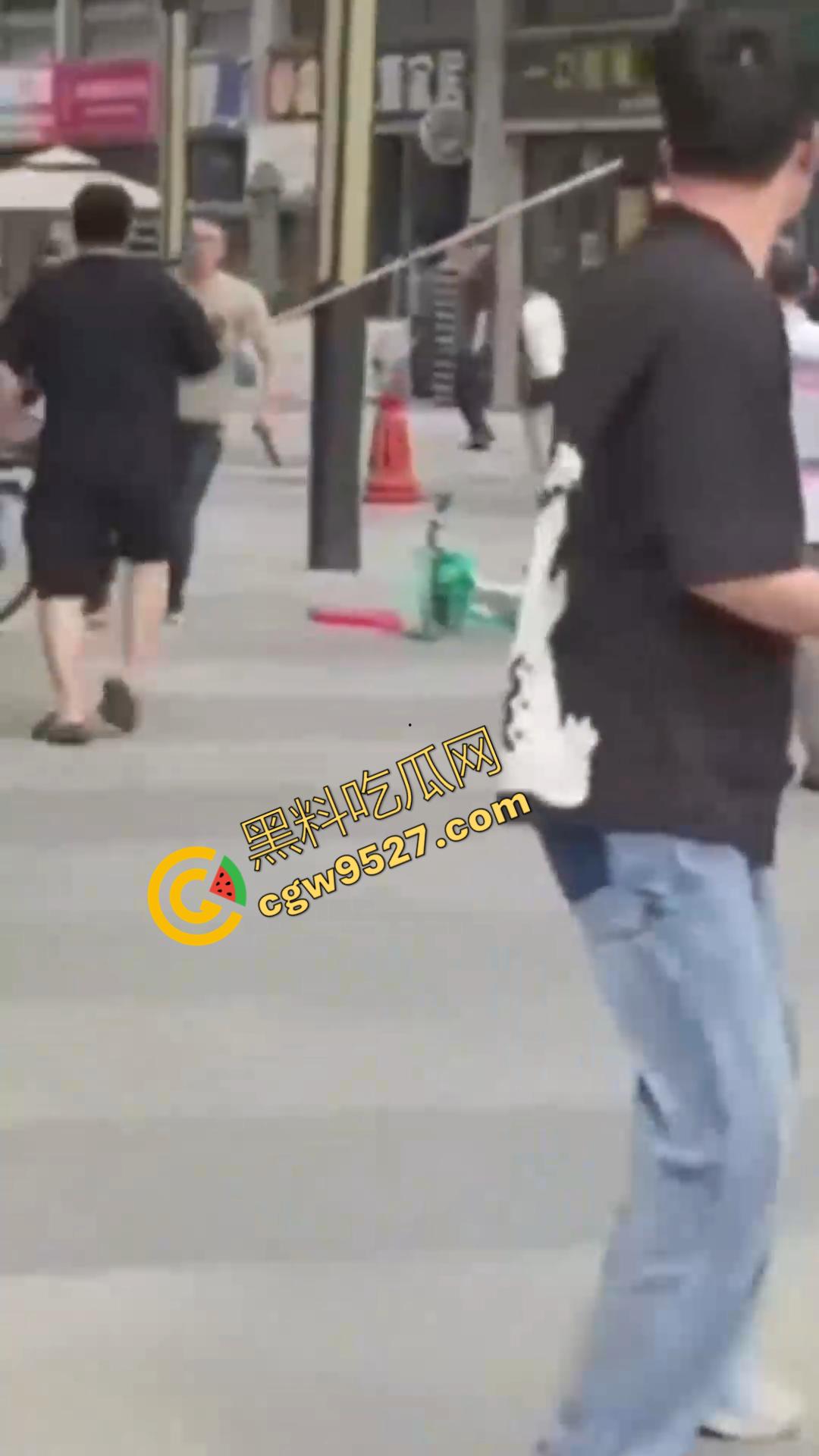 成都大街上杀妻现场曝光！男子怒捅妻子数刀直至死亡，杀疯了欲对旁边路人下手，现场血淋淋一片恐怖至极  第4张