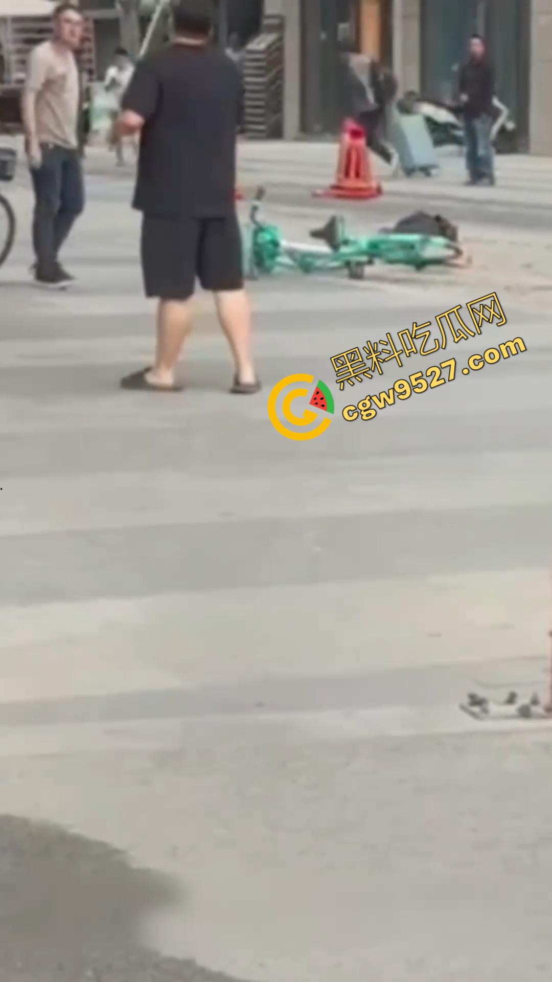 成都大街上杀妻现场曝光！男子怒捅妻子数刀直至死亡，杀疯了欲对旁边路人下手，现场血淋淋一片恐怖至极  第5张