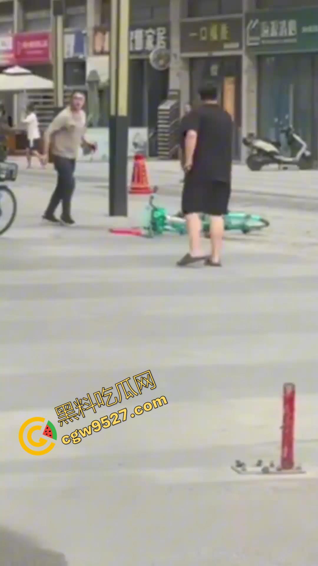 成都大街上杀妻现场曝光！男子怒捅妻子数刀直至死亡，杀疯了欲对旁边路人下手，现场血淋淋一片恐怖至极  第6张