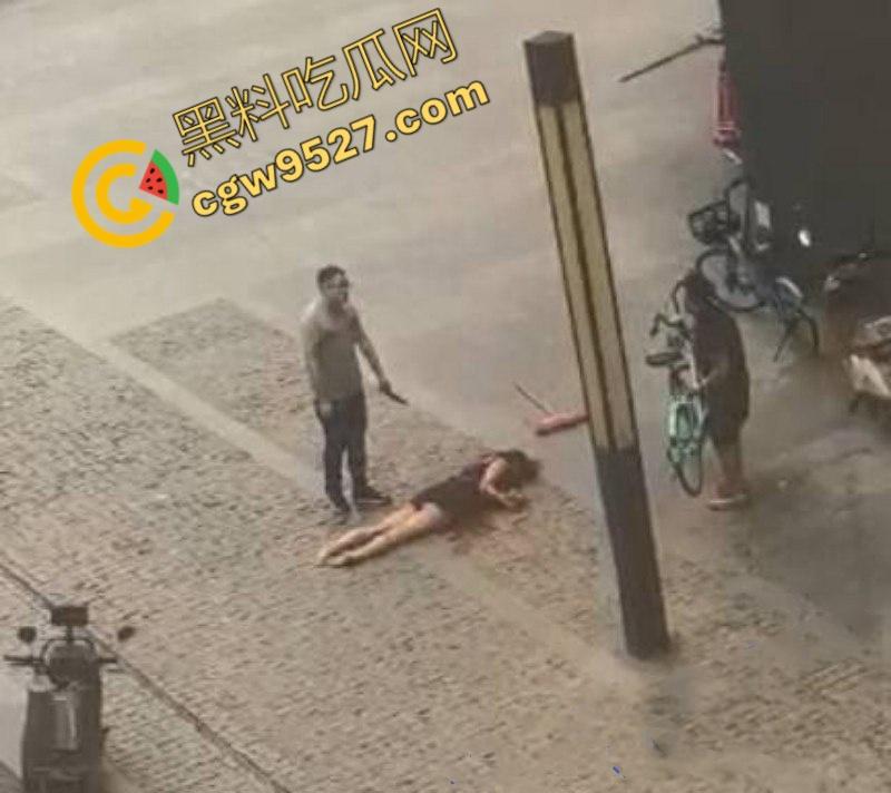 成都大街上杀妻现场曝光！男子怒捅妻子数刀直至死亡，杀疯了欲对旁边路人下手，现场血淋淋一片恐怖至极  第7张