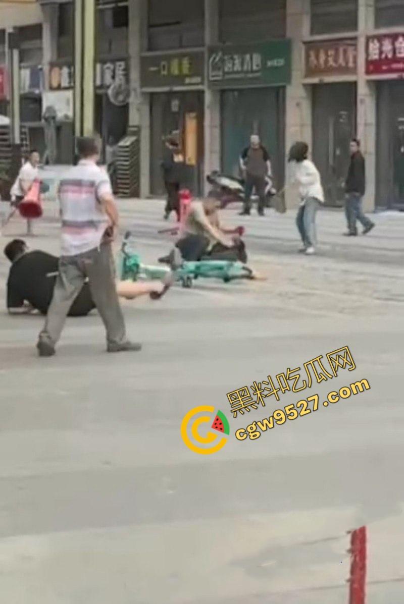成都大街上杀妻现场曝光！男子怒捅妻子数刀直至死亡，杀疯了欲对旁边路人下手，现场血淋淋一片恐怖至极  第8张