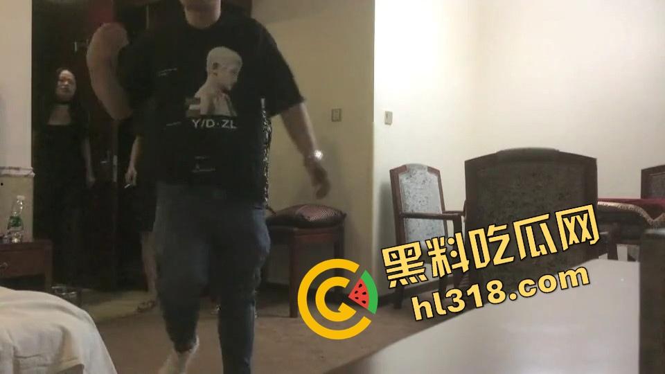 想偷拍嫖娼爽一发，没想到直接进套，叫鸡遇上仙人跳，房门突然杀出四大金刚，谁才是真正的猎物？  第10张