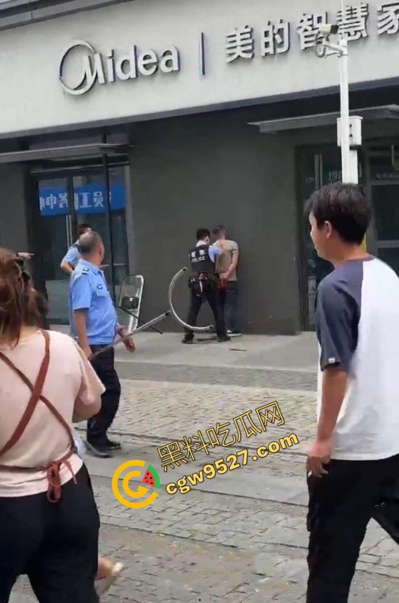 成都大街上杀妻现场曝光！男子怒捅妻子数刀直至死亡，杀疯了欲对旁边路人下手，现场血淋淋一片恐怖至极  第9张