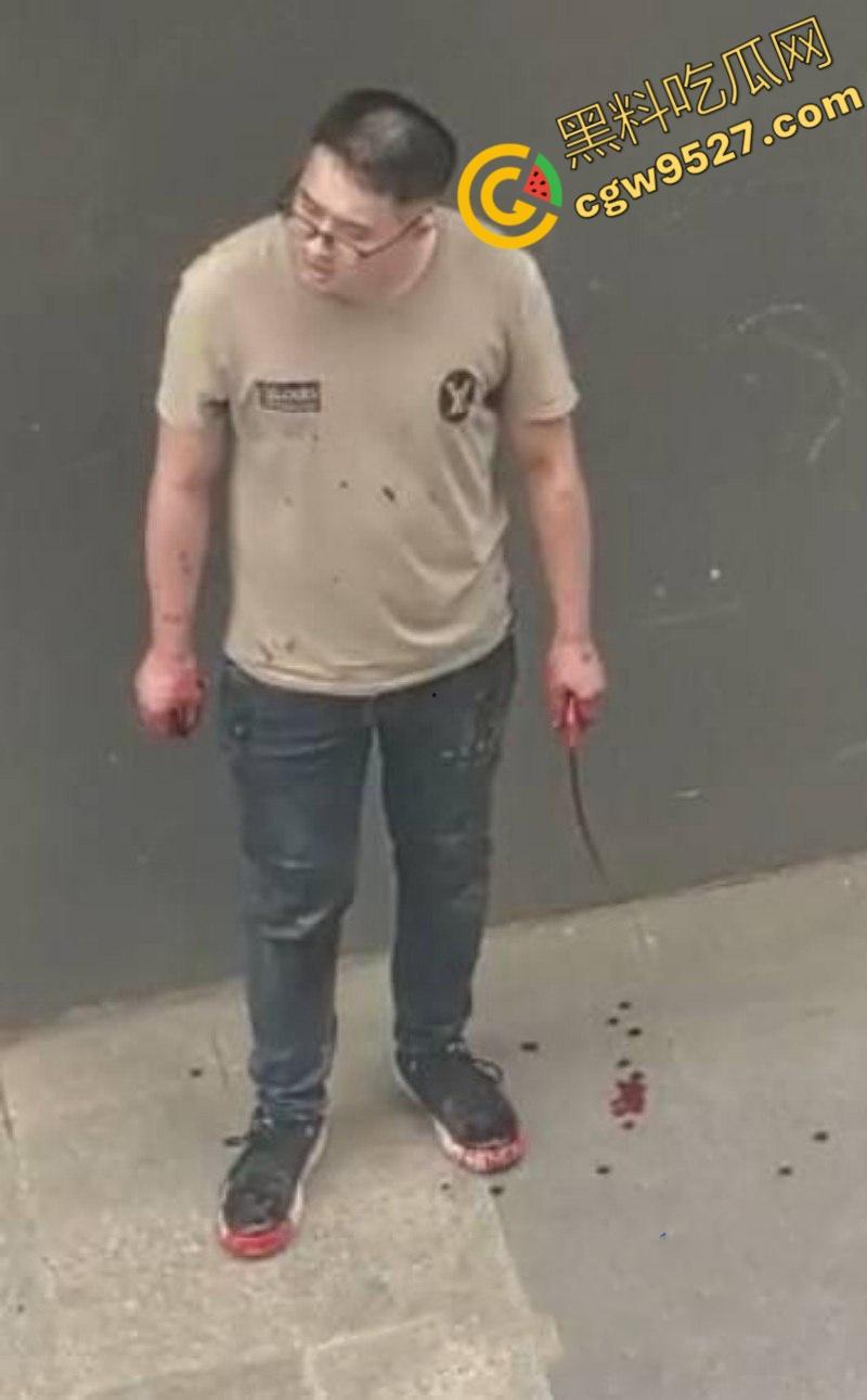 成都大街上杀妻现场曝光！男子怒捅妻子数刀直至死亡，杀疯了欲对旁边路人下手，现场血淋淋一片恐怖至极  第10张
