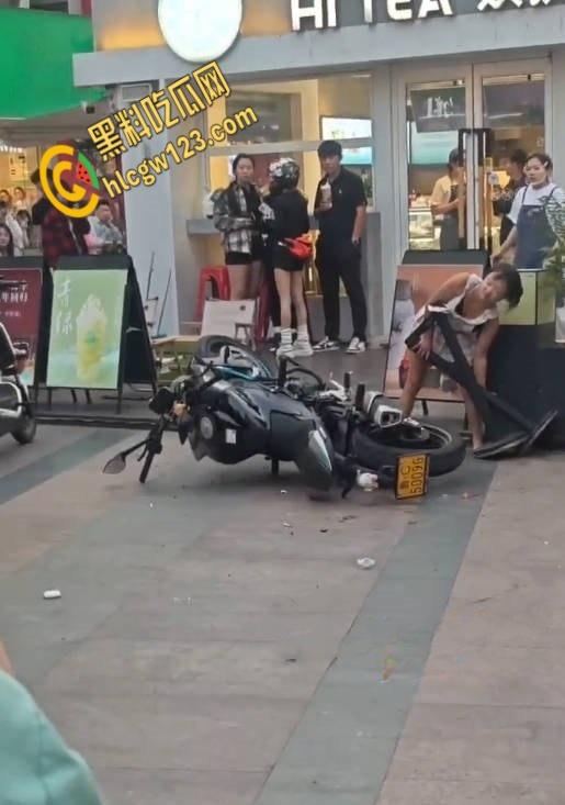 王府井齐逼小短裙小仙女暴怒，失控酸辣粉塞机车排气孔，还打砸怒怼终被警察制服 ！  第2张