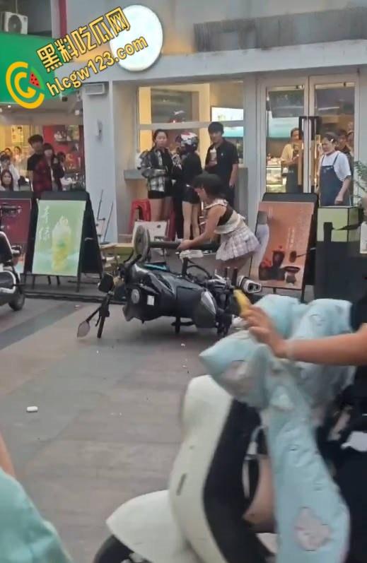 王府井齐逼小短裙小仙女暴怒，失控酸辣粉塞机车排气孔，还打砸怒怼终被警察制服 ！  第3张