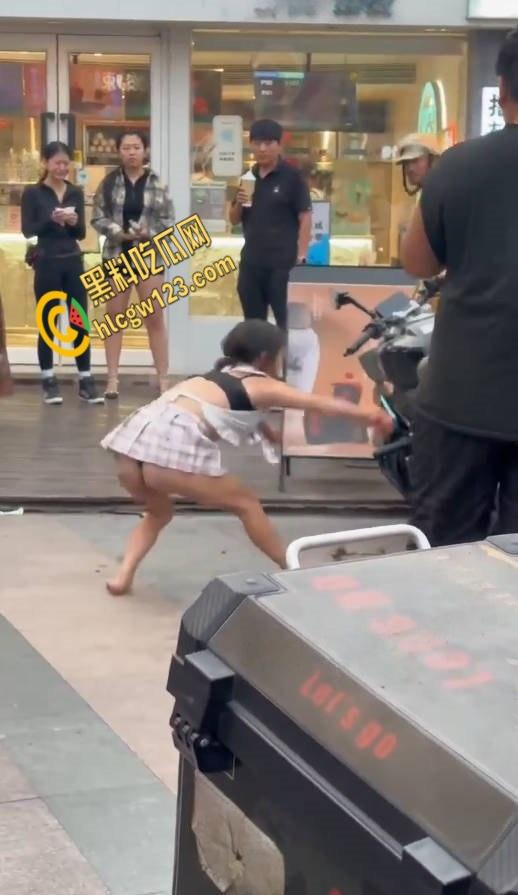 王府井齐逼小短裙小仙女暴怒，失控酸辣粉塞机车排气孔，还打砸怒怼终被警察制服 ！  第4张