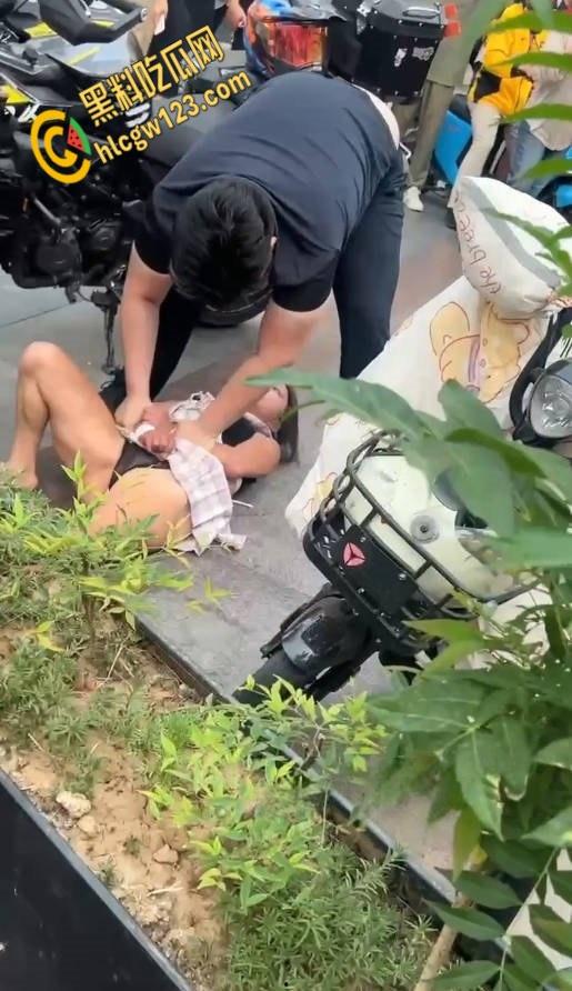 王府井齐逼小短裙小仙女暴怒，失控酸辣粉塞机车排气孔，还打砸怒怼终被警察制服 ！  第5张