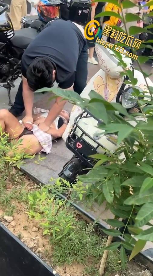 王府井齐逼小短裙小仙女暴怒，失控酸辣粉塞机车排气孔，还打砸怒怼终被警察制服 ！  第6张