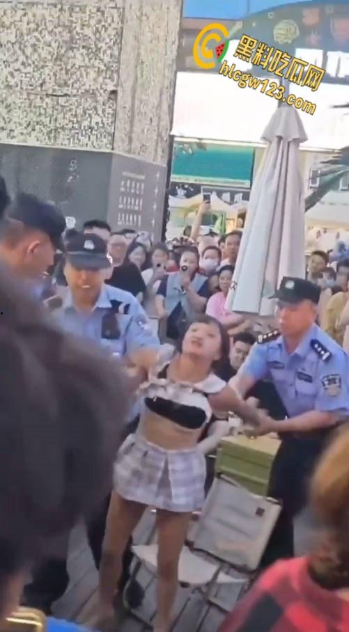 王府井齐逼小短裙小仙女暴怒，失控酸辣粉塞机车排气孔，还打砸怒怼终被警察制服 ！  第7张