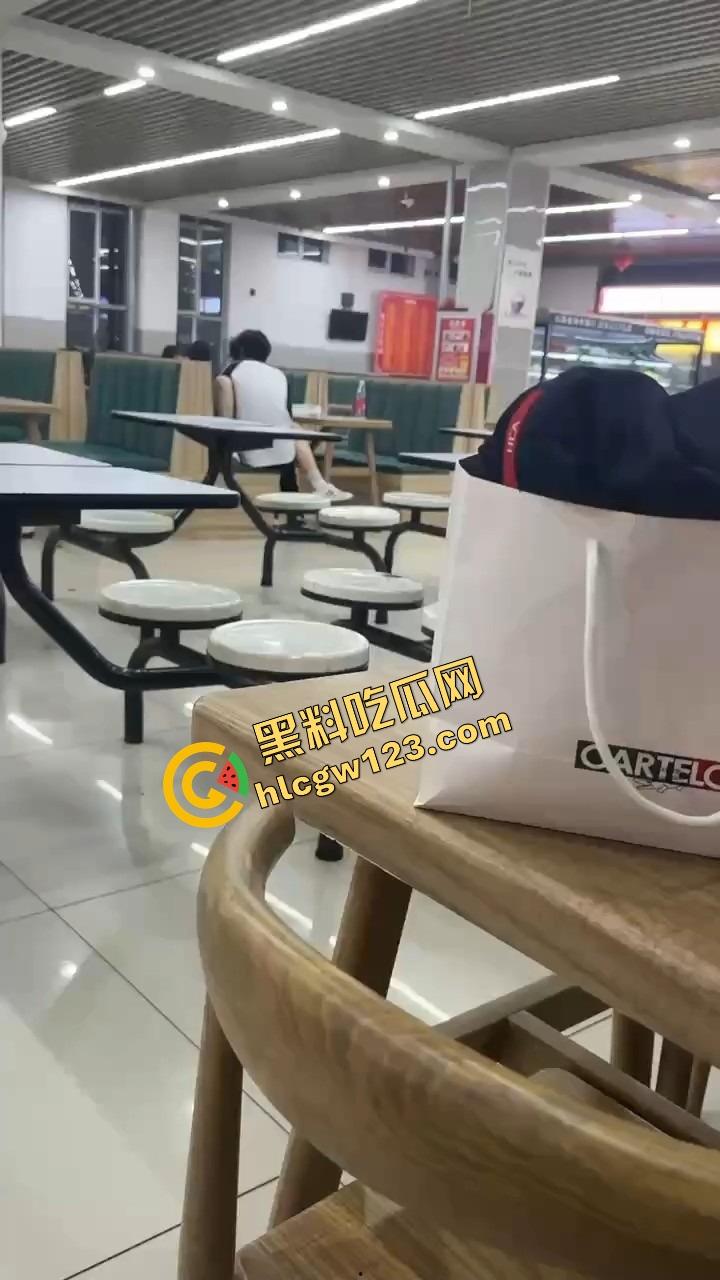 山西应用科技学院情侣在食堂开车！女的夹腿骑腰全程激情演出，你tm是在吃饭还是在拍无码片？  第2张