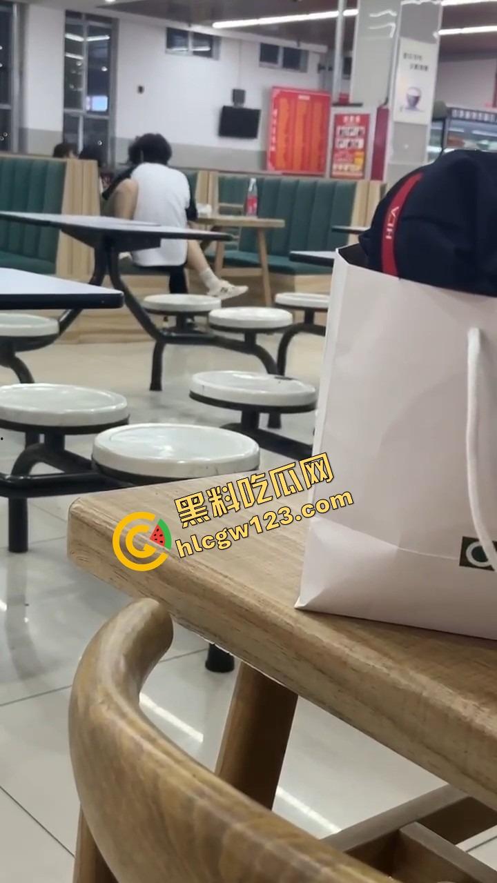 山西应用科技学院情侣在食堂开车！女的夹腿骑腰全程激情演出，你tm是在吃饭还是在拍无码片？  第3张