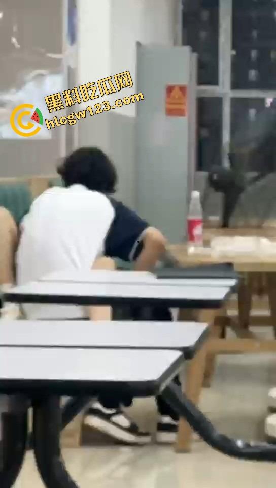 山西应用科技学院情侣在食堂开车！女的夹腿骑腰全程激情演出，你tm是在吃饭还是在拍无码片？  第4张