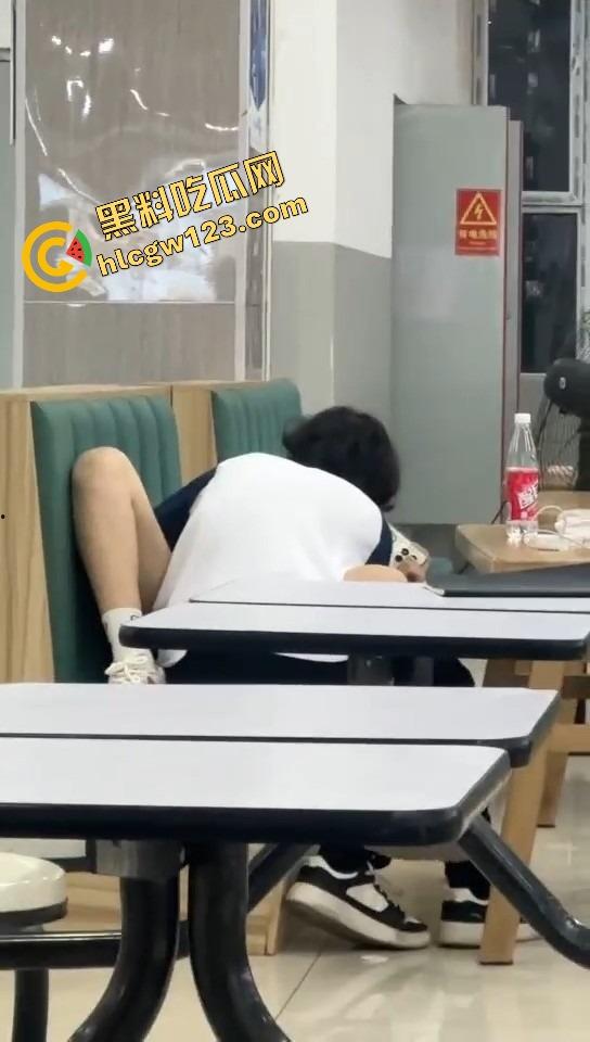 山西应用科技学院情侣在食堂开车！女的夹腿骑腰全程激情演出，你tm是在吃饭还是在拍无码片？  第5张